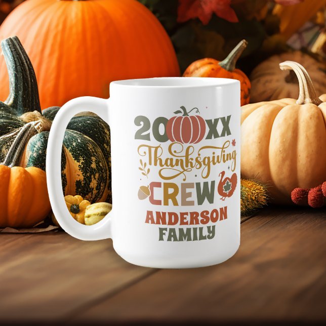 Mug Dîner de Thanksgiving Nom de la famille Année Cade ("Thanksgiving Crew" family keepsake mug)