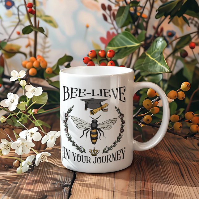 Mug Diplômé de l'école secondaire Bee lieve dans votre ("Bee-lieve in Your Journey" Queen Bee, crown, Grad Cap, Gown.
Custom Grad Photo & "Class of 2024")