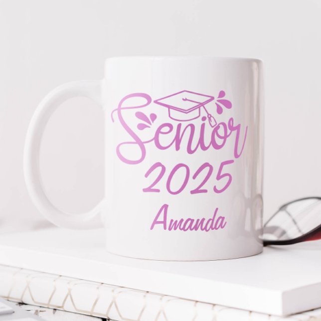 Mug Diplômé(e) personnalisé(e) avec nom en rose (Personalized Senior 2025 Mug)