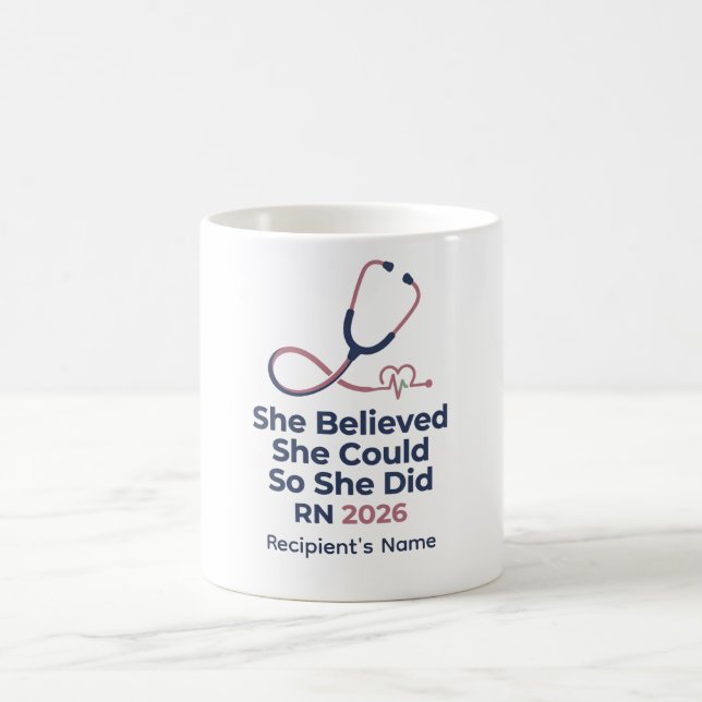 Mug Diplômée Infirmière IDE 2026 Elle a Cru (Centre)