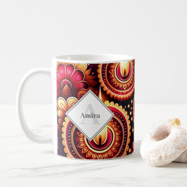 Mug Diwali personnalisé Rangoli rouge et violet & Diya (Avec donut)