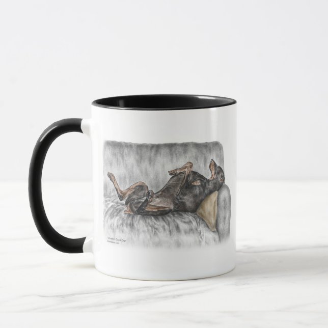 Mug Doberman drôle sur Sofa (Gauche)