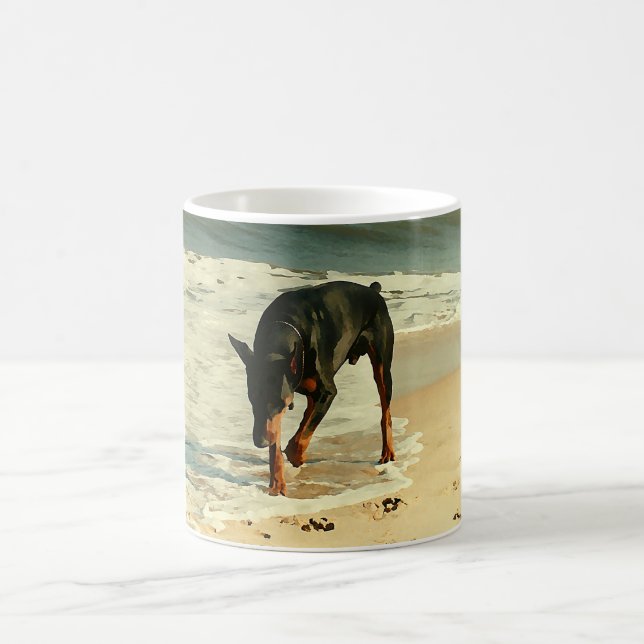 Mug Dobermann à l'image de peinture de plage (Centre)