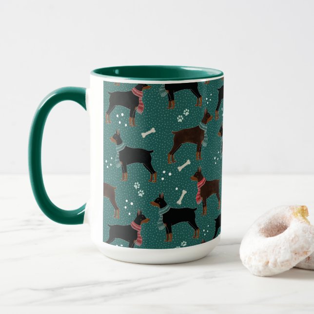 Mug Dobermans rouges et noirs dans Scarves Motif d'hiv (Avec donut)