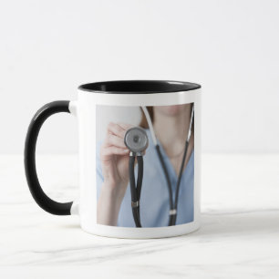 Mug Docteur féminin de sourire avec le stéthoscope