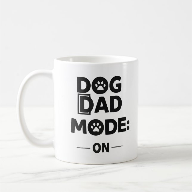Mug Dog Dad Mode ON – Bold Black & White Paw Print Des (Gauche)