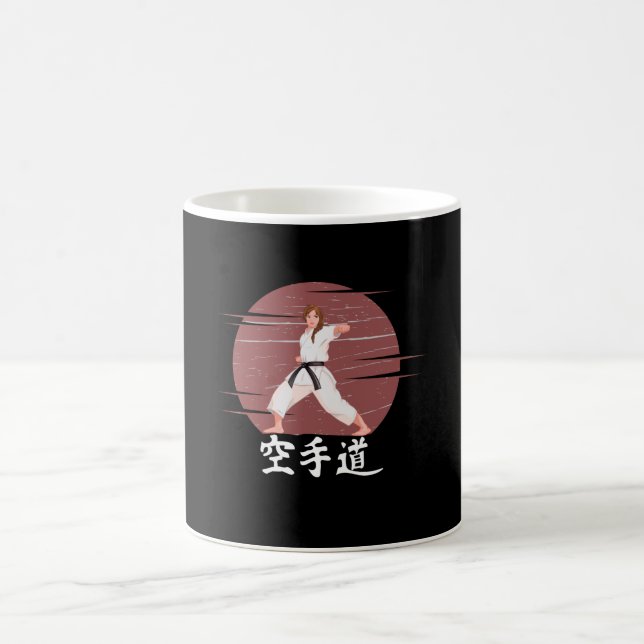 Mug Dojo, artiste martiale de Karate Girl (Centre)
