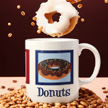 Mug Donuts d'amour pour la paix<br><div class="desc">Petit cadeau Peace Love Donuts avec un joli signe de paix,  le coeur,  et un délicieux beigne au chocolat avec des arrosages. Un design de boulangerie amusant.</div>