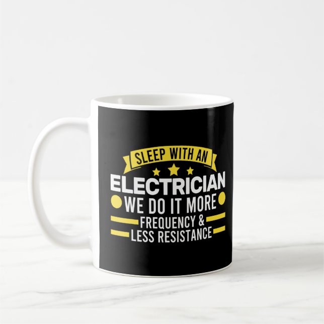 Mug Dormir avec un électricien Nous le faisons Electri (Gauche)