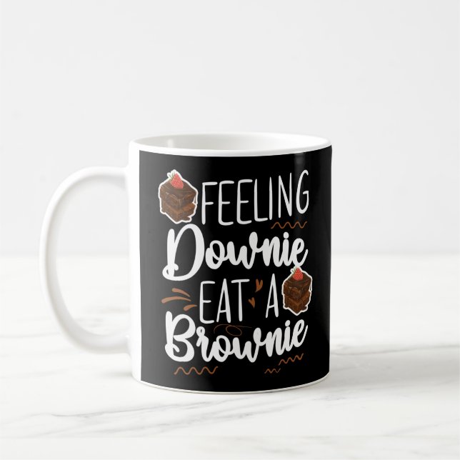Mug Downie Se Sent À La Cuisine Manger Un Brownie Brow (Gauche)