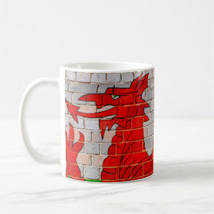 Mug Dragon de Gallois sur un mur de briques