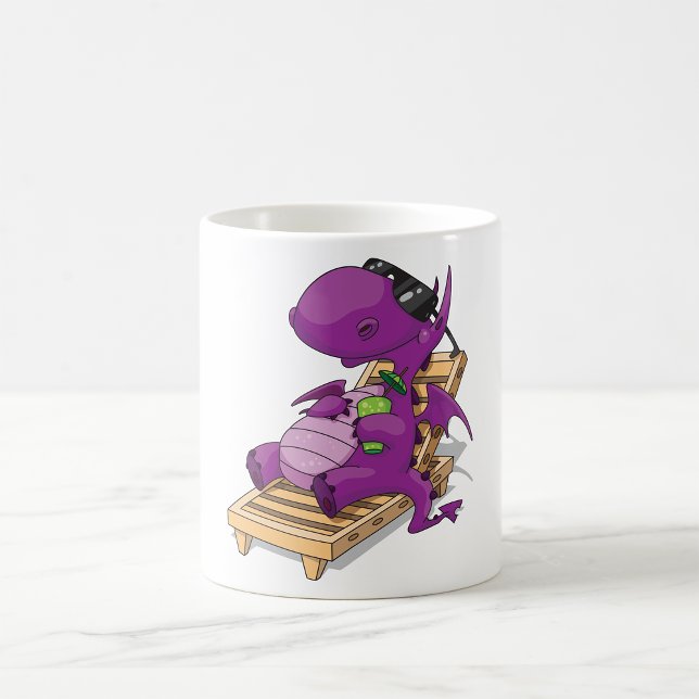 Mug Dragon Violet se détendant sur une chaise de pont (Créateur téléchargé)