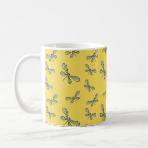 Mug Dragonfly avec un bel arrière - plan jaune
