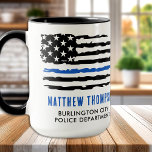 Mug Drapeau de ligne bleue mince Officier de police pe<br><div class="desc">Voici la tasse à café parfaite pour les policiers et les agents de la force publique, avec l'emblématique Thin Blue Line et le drapeau américain. Cette tasse est une excellente façon de montrer votre soutien à ceux qui servent et protègent nos collectivités. Personnalisez votre tasse avec votre nom et votre...</div>