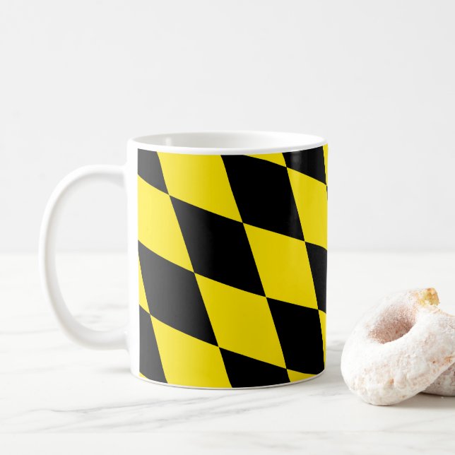 Mug Drapeau diamant de Bavière noire et jaune Motif (Avec donut)