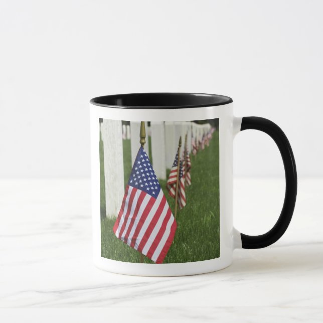 Mug Drapeaux américains sur les tombes de vétérans amé (Droite)