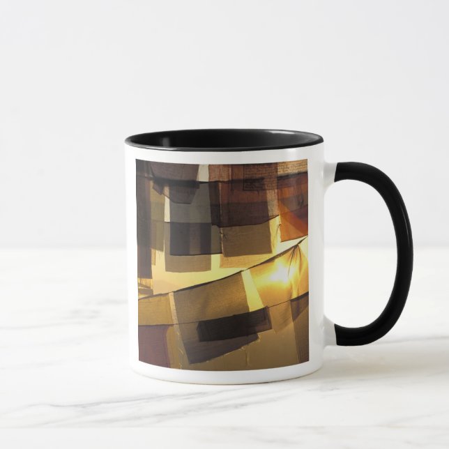 Mug Drapeaux de prière bouddhistes au coucher du solei (Droite)