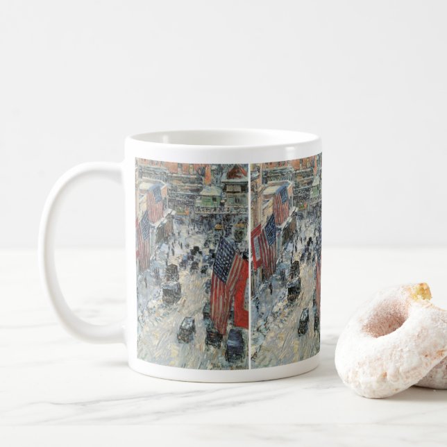 Mug Drapeaux sur la 57e Rue par Frederick Childe Hassa (Avec donut)