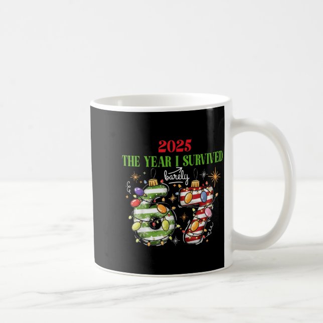 Mug Drôle 2025 L'année où j'ai survécu de justesse 67  (Droite)