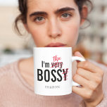 Mug Drôle Bossy Boss<br><div class="desc">Hilarious boite à café de bureau de patron avec la phrase drôle "Je suis très BOSSY",  mais avec le "très" et "y" rayé et remplacé par "le",  plus votre nom de patron.</div>