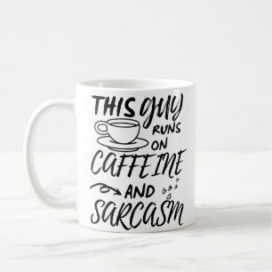 Mug Drôle Ce Gars Fonctionne Sur La Caféine Et Le Sarc