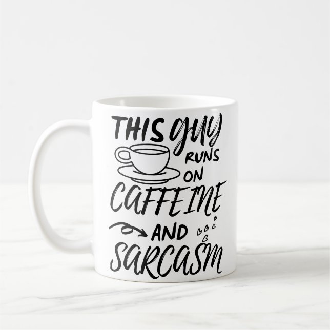 Mug Drôle Ce Gars Fonctionne Sur La Caféine Et Le Sarc (Gauche)