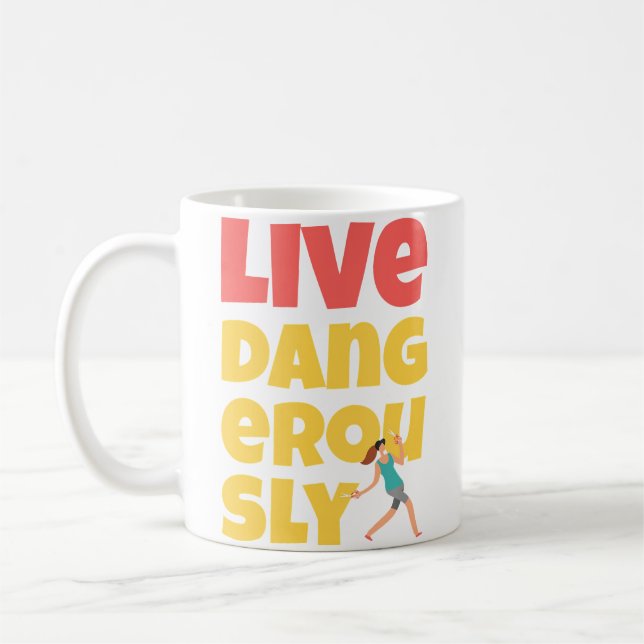 Mug Drôle de course avec des ciseaux, vivez dangereuse (Gauche)