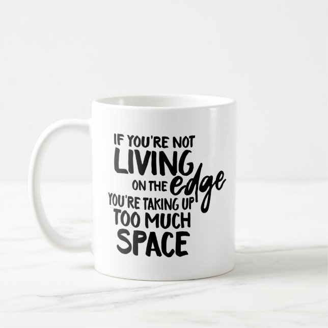 Mug Drôle de dire vivre sur le bord de la typographie (Gauche)