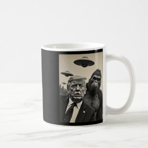 Mug Drôle de selfie de Trump avec Bigfoot et des ovnis