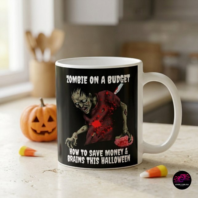 Mug Drôle de Zombie Halloween à petit budget (Caffeine budget intact. Brain budget questionable. ☕🧟‍♂️)