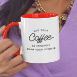 Mug Drôle Nouveau cadeau maman Typographie moderne Jou<br><div class="desc">Chic et élégant tasse à café disant "Puissiez-vous café être plus fort que votre tout-petit" dans la typographie moderne stylisée sur la tasse à café à deux tons. Un cadeau parfait pour la belle et féroce nouvelle mère / père dans votre vie pour la Fête des mères ou la Fête...</div>