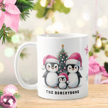 Mug Drôle Penguins Nom de famille Pink Christmas<br><div class="desc">Créez une tasse à café de Noël personnalisée et festive qui comprend une jolie famille de trois pingouins en chapeaux de Père Noël rose debout près d'un arbre de Noël. C'est une idée amusante pour les vacances d'hiver et comme une boisson de Noël pour la famille.</div>