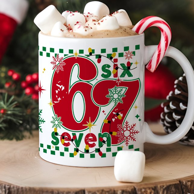 Mug Drôle Six Sept 67 6 7 Mème Amusant Cadeau de Noël (Funny Christmas six seven 67 6 7 meme trendy retro Xmas santa lights holiday humor coffee mug gift)