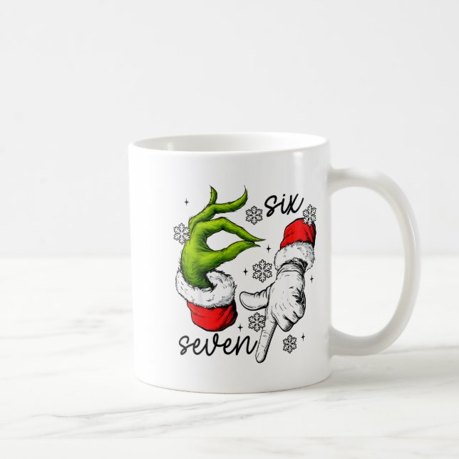 Mug Drôle Six Sept 67 Mème 6 7 Elf de Noël Main Garçon (Droite)