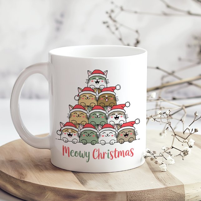 Mug Drôles de Chats Empilés Arbre de Noël Meowy (Funny Stacked Cats Meowy Christmas Tree Coffee Mug on wooden kitchen table)