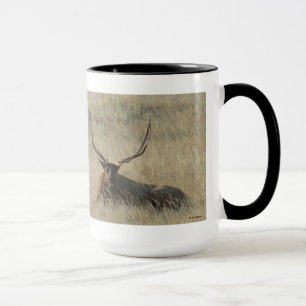 Mug E25 Élan mâle allongé dans l'herbe