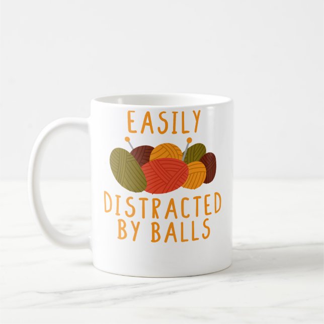 Mug Easily Distracted By Balls Funny Crocheting Knitti (Gauche)