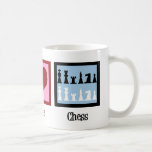 Mug Échecs Peace Love<br><div class="desc">Sympa signe de paix,  coeur et pièces d'échecs sur un arrière - plan bleu clair.</div>