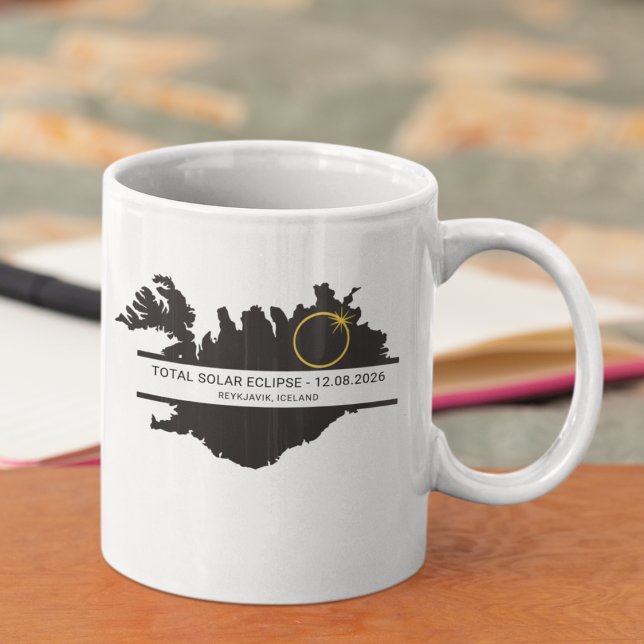 Mug Éclipse solaire totale août 2026 – Islande sur mes (Replace city via the template to personalize)