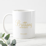 Mug Écriture Moderne Gold Personnalisée Bridesmaitres<br><div class="desc">Cadeaux de demoiselles d'honneur personnalisées avec nom de femme d'honneur personnalisée en or style de police script moderne avec titre et date mariage en or style de police sans serif moderne. Aussi parfait pour Maid of Honor, Flower Girl, Mother of the Bride et plus. Remarque : Les détails du papier...</div>