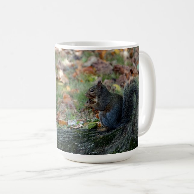 Mug Écureuil tenant une noix (Devant droit)