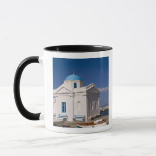Mug Église blanche sur la plage près de la mer Égée su