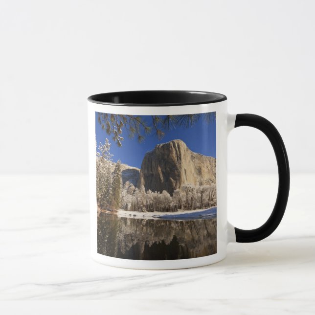 Mug El Capitan se reflète dans la rivière Merced en (Droite)