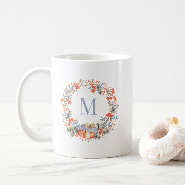 Mug Elegant Dusty Blue Monogram Wreath Christmas (Avec donut)