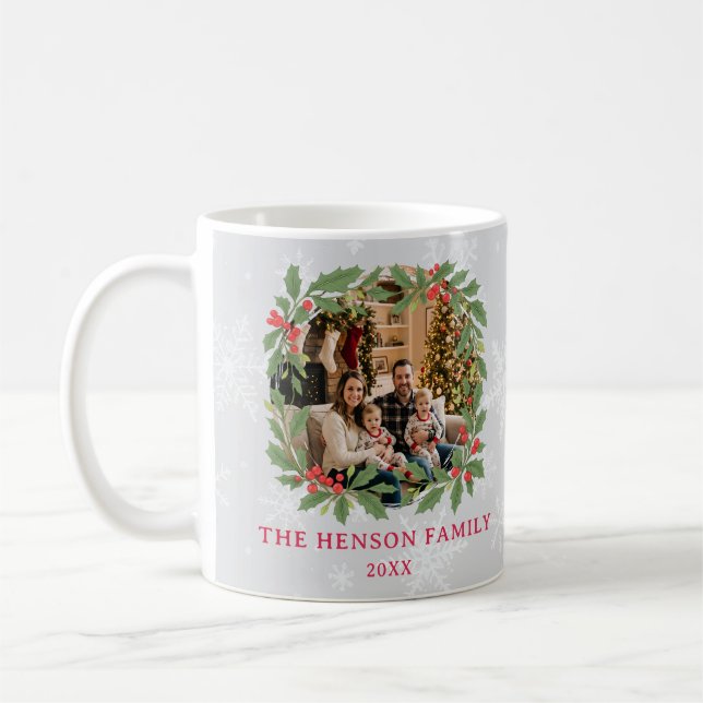 Mug Elegant Holly Wreath Merry Christmas Family Photo (Gauche)