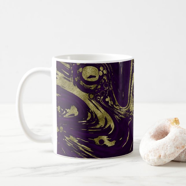 Mug Elégant moderne violet & or marbre spirale (Avec donut)