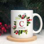 Mug Élégant Monogramme vert de Noël rouge<br><div class="desc">Une belle aquarelle florale de Noël avec feuilles verdoyants et baies rouges encadre votre élégant monogramme personnalisé initial et nom qui peut être personnalisé.</div>