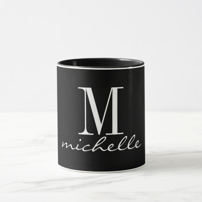 Mug Élégant Noir et Blanc Nom Monogramme Personnalisé (Centre)