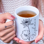Mug Élégant nom de script Lotus Juillet Mois de naissa<br><div class="desc">Elégante, minimaliste et moderne, fleur de lys ou de lotus d'eau dessinée à la main noire, fleur de mois de naissance de juillet avec nom personnalisable dans un script élégant, cadeau personnalisé pour toute occasion, y compris les anniversaires, cadeaux pour les demoiselles d'honneur, les meilleurs amis, Noël, et plus encore....</div>