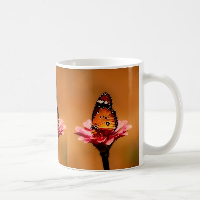 Mug Élégant Papillon orange sur Fleur rose (Droite)